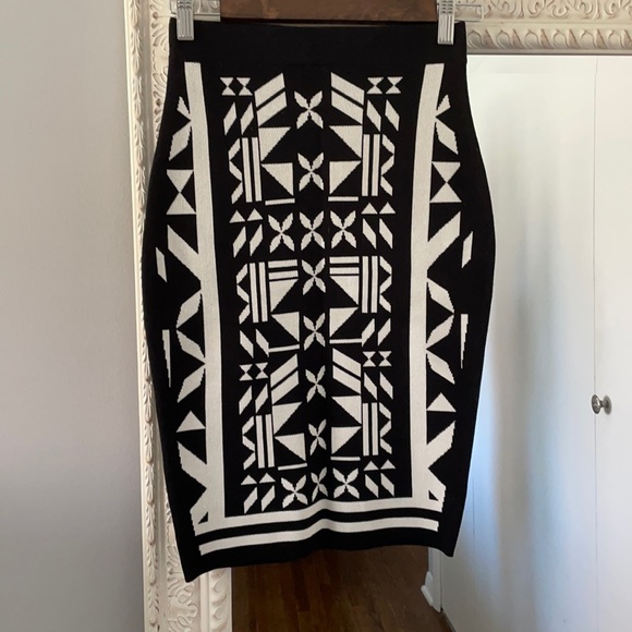 H&M black and white Aztec print skirt - Picture 2 of 4